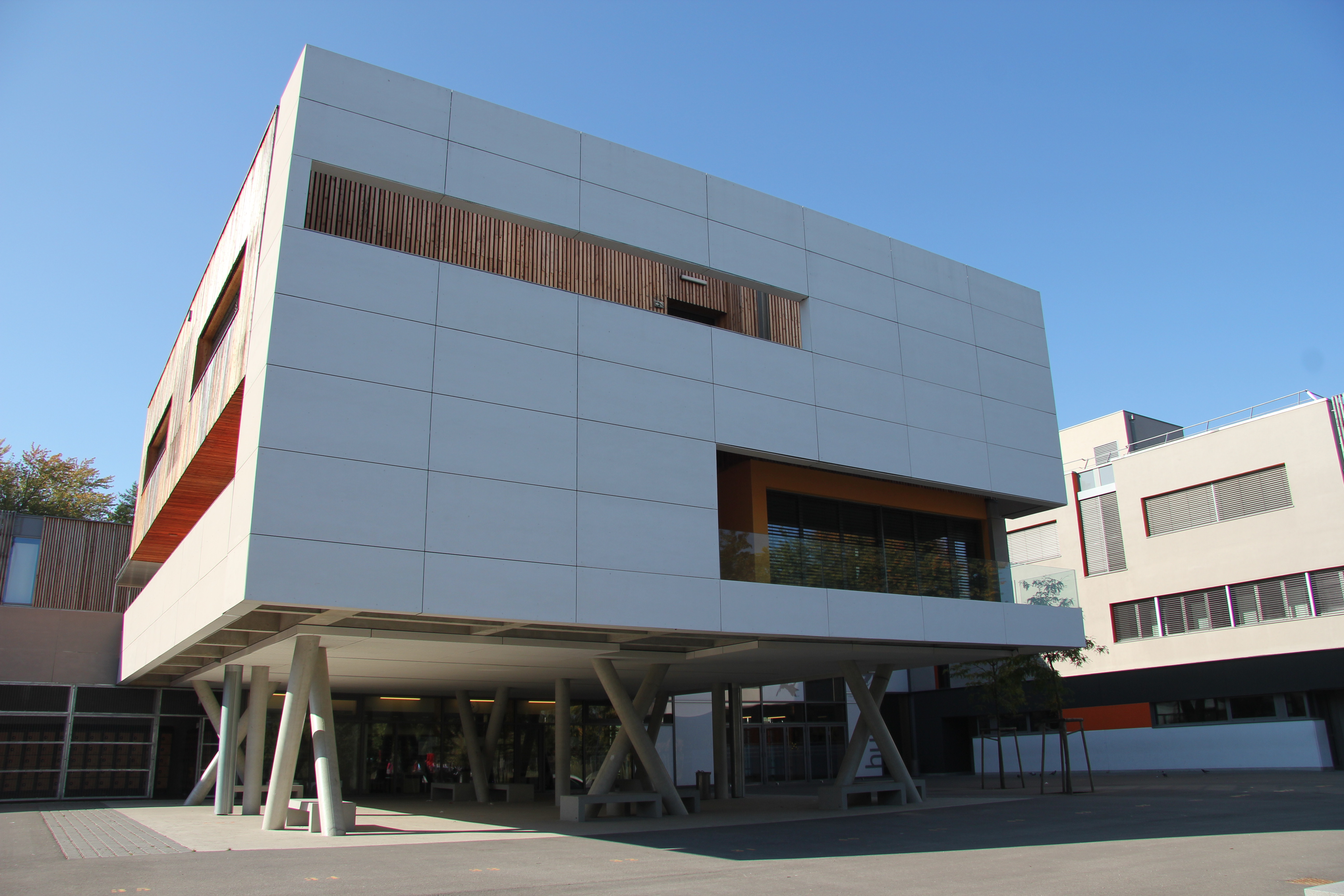 Bâtiment blanc sur pilotis