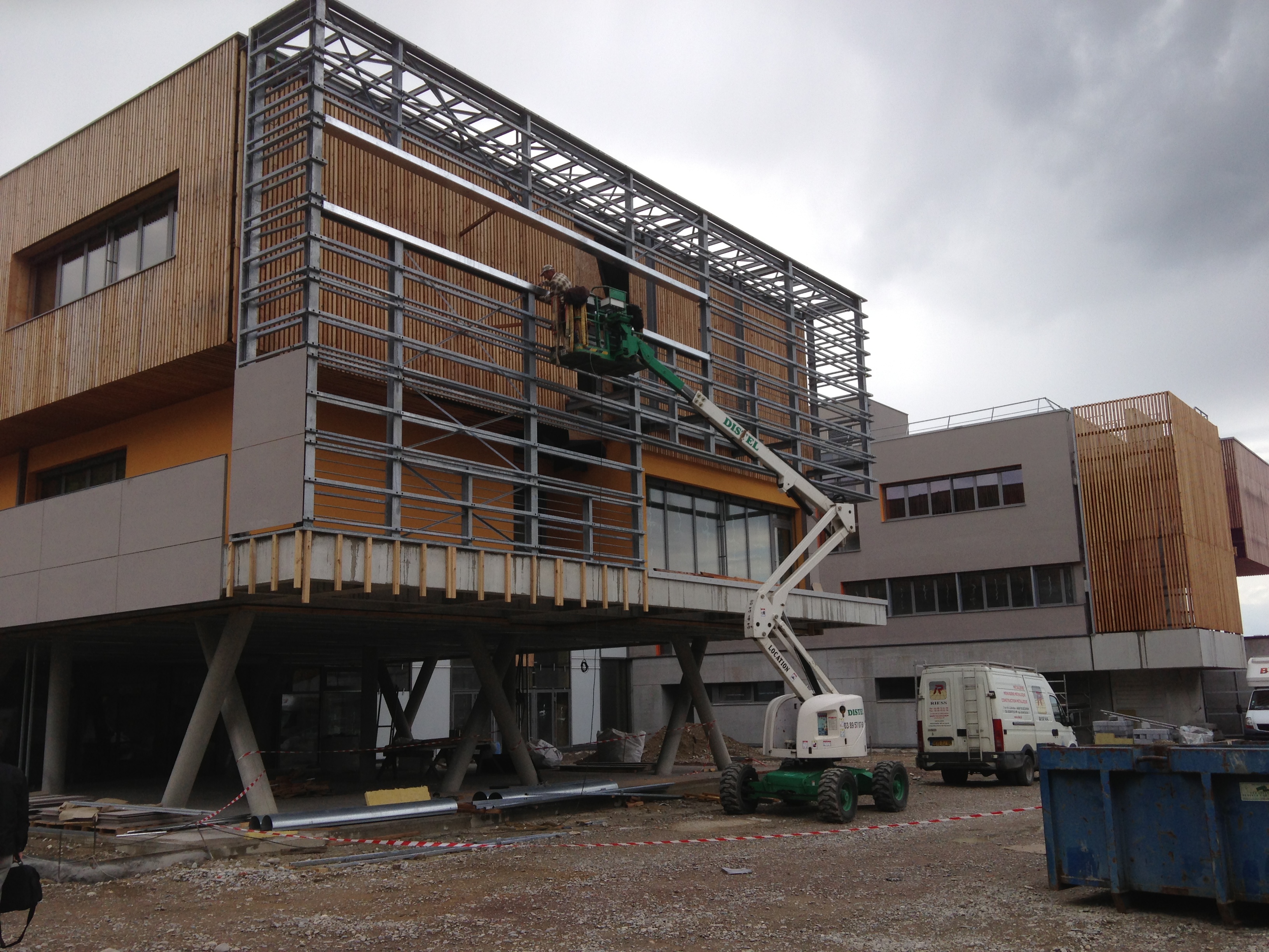 Bâtiment bois et métal en chantier