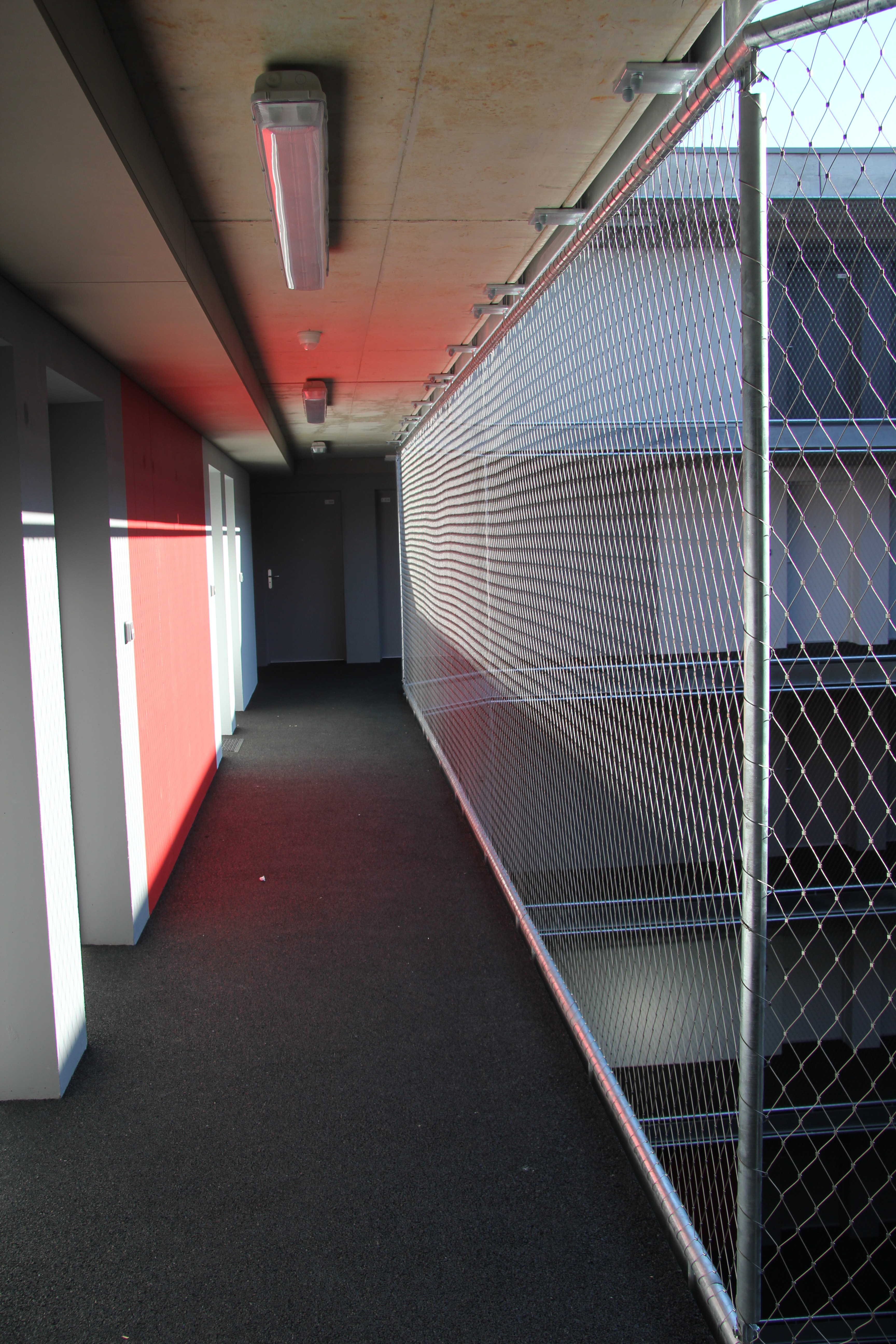 Couloir intérieur avec filet métallique