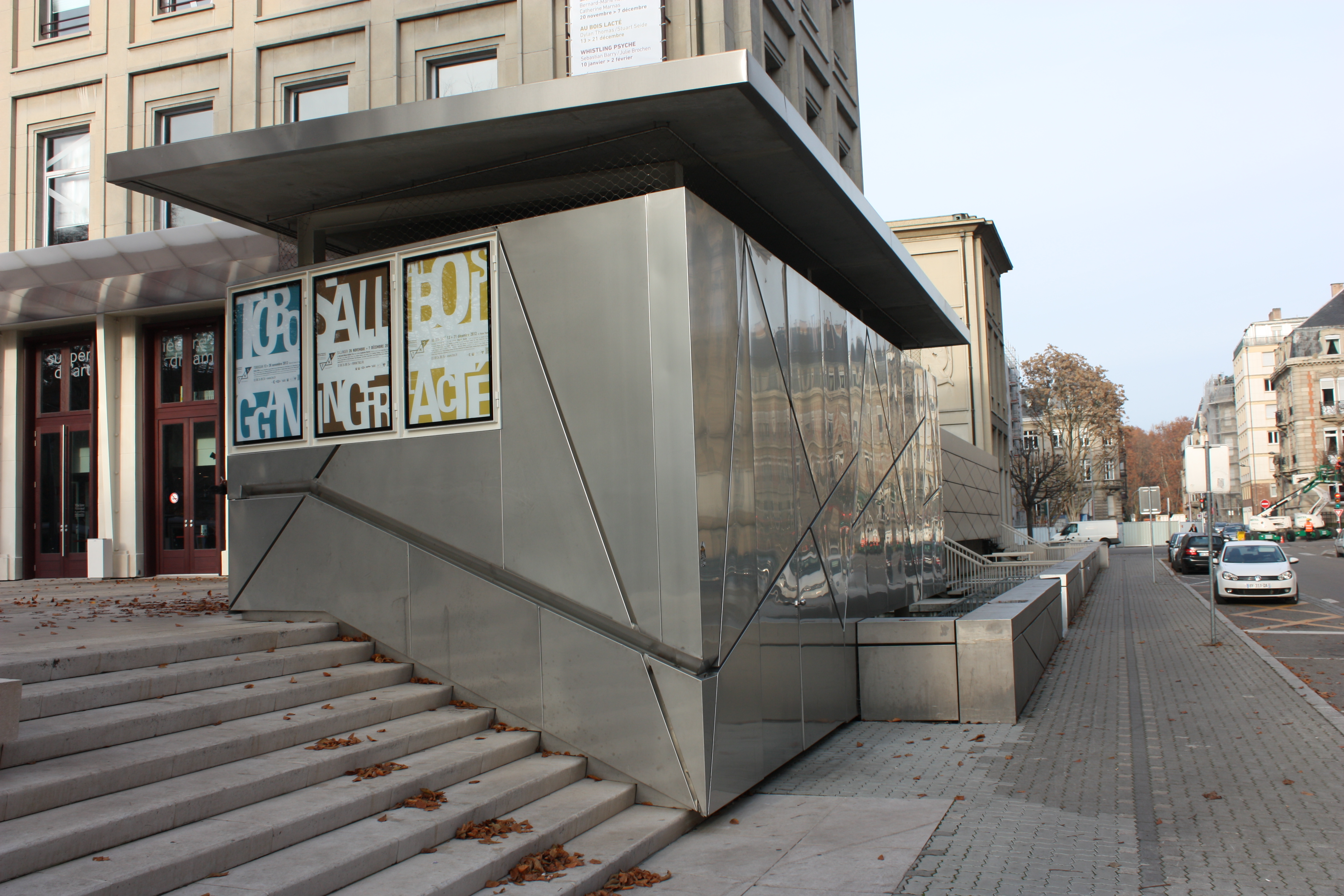 Entrée de bâtiment moderne