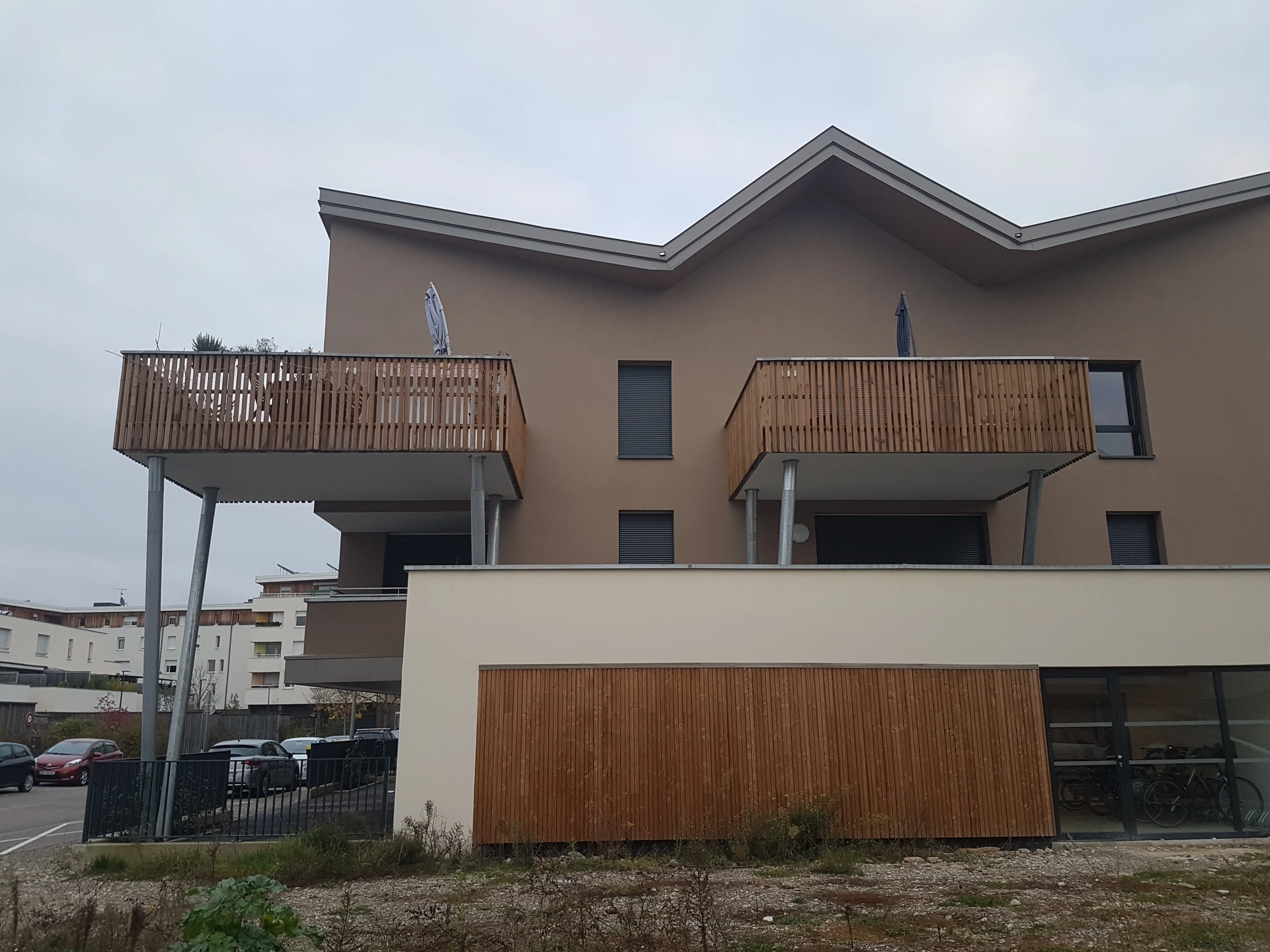 Façade de la résidence avec balcons en bois