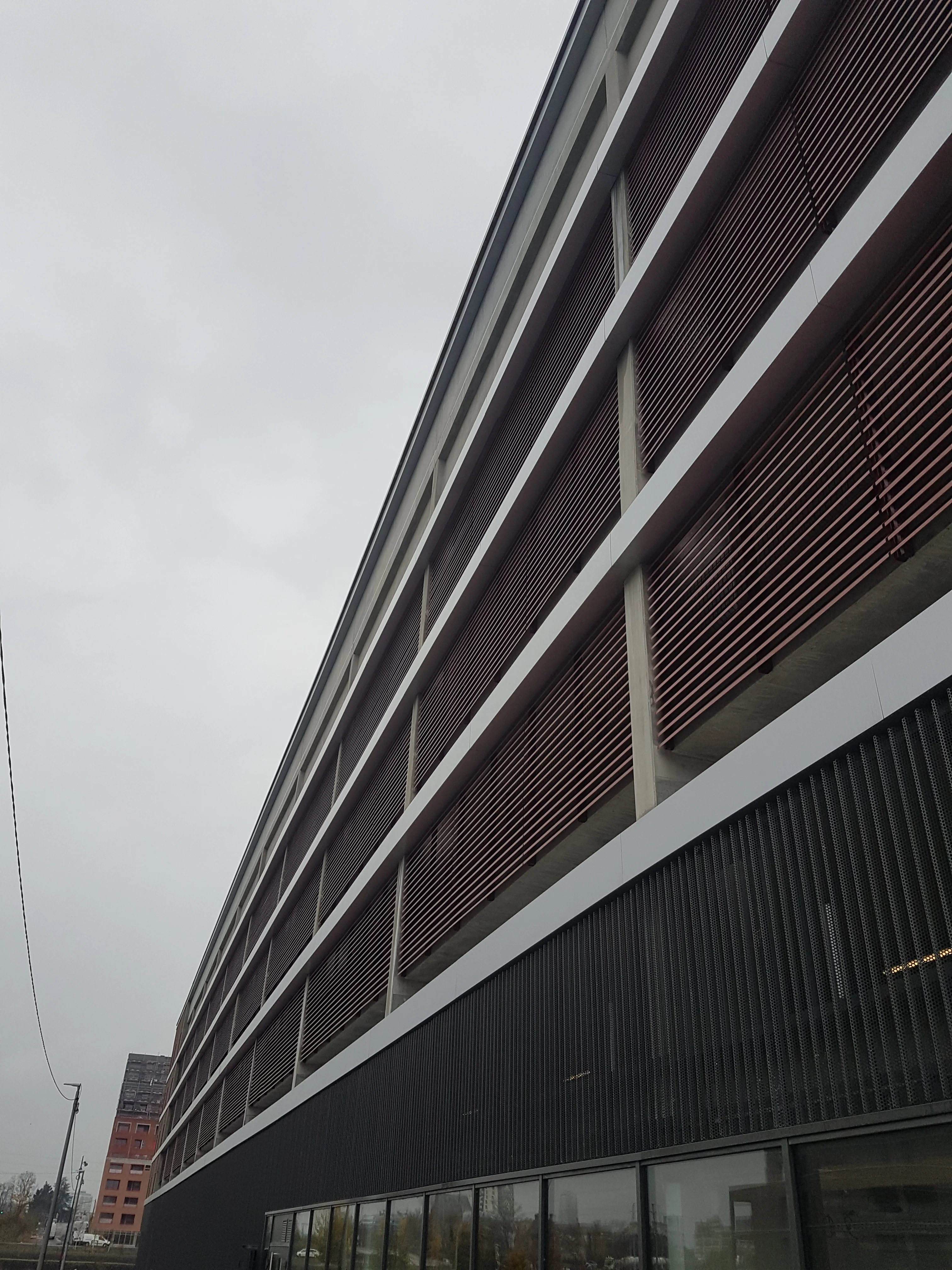 Façade moderne avec brise-soleil