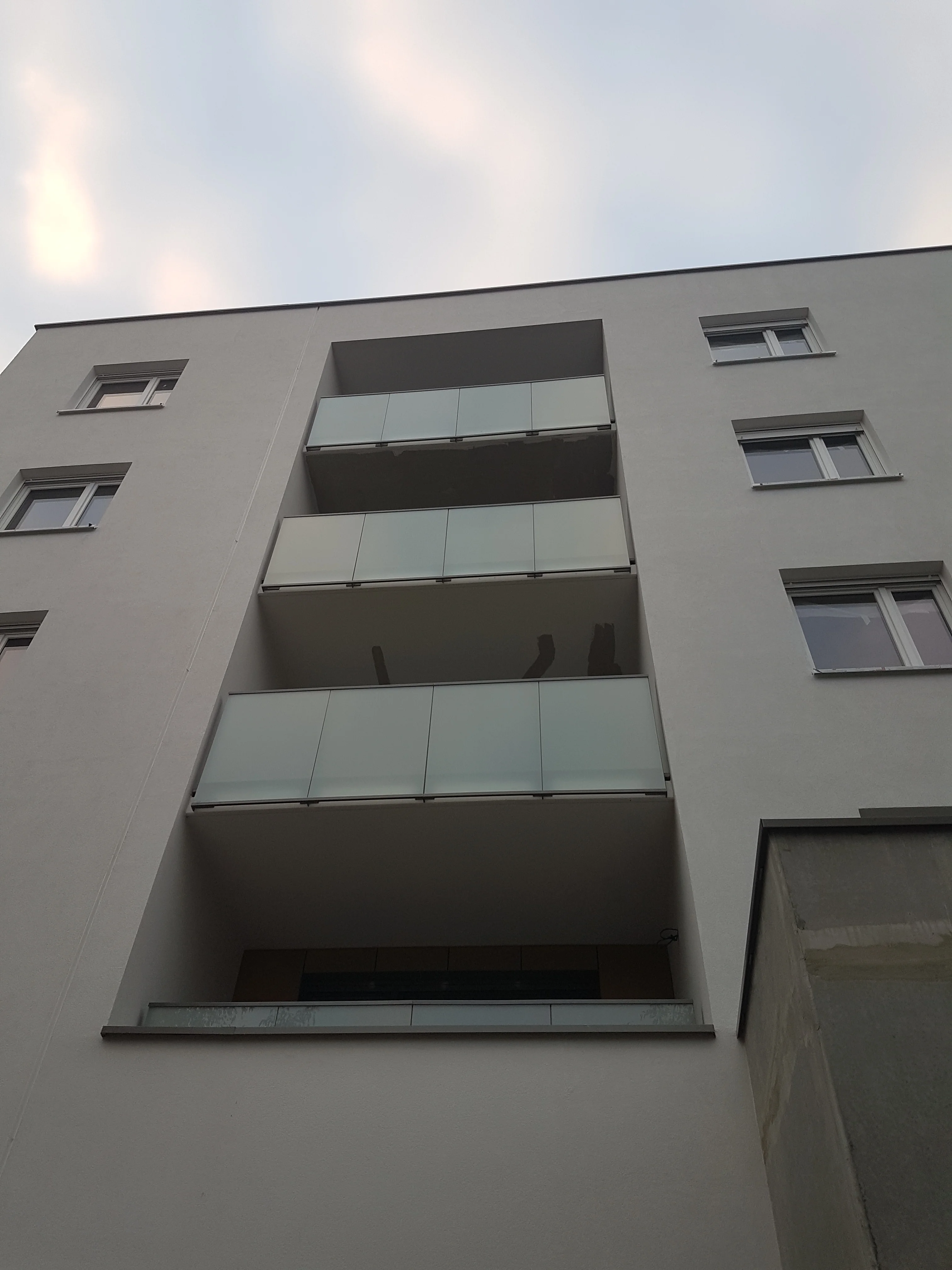 Façade de la résidence avec balcons vitrés