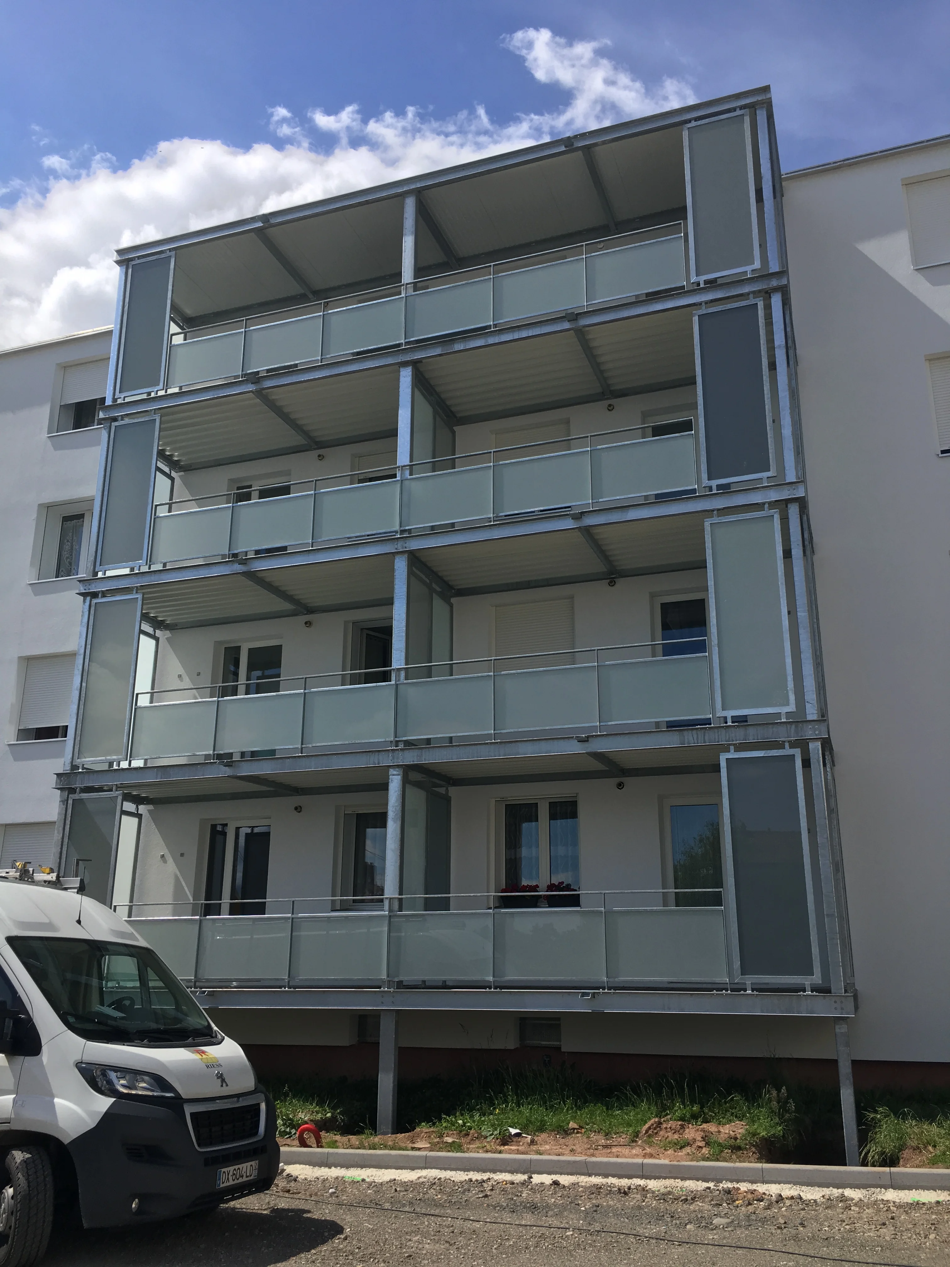 Balcons préfabriqués installés