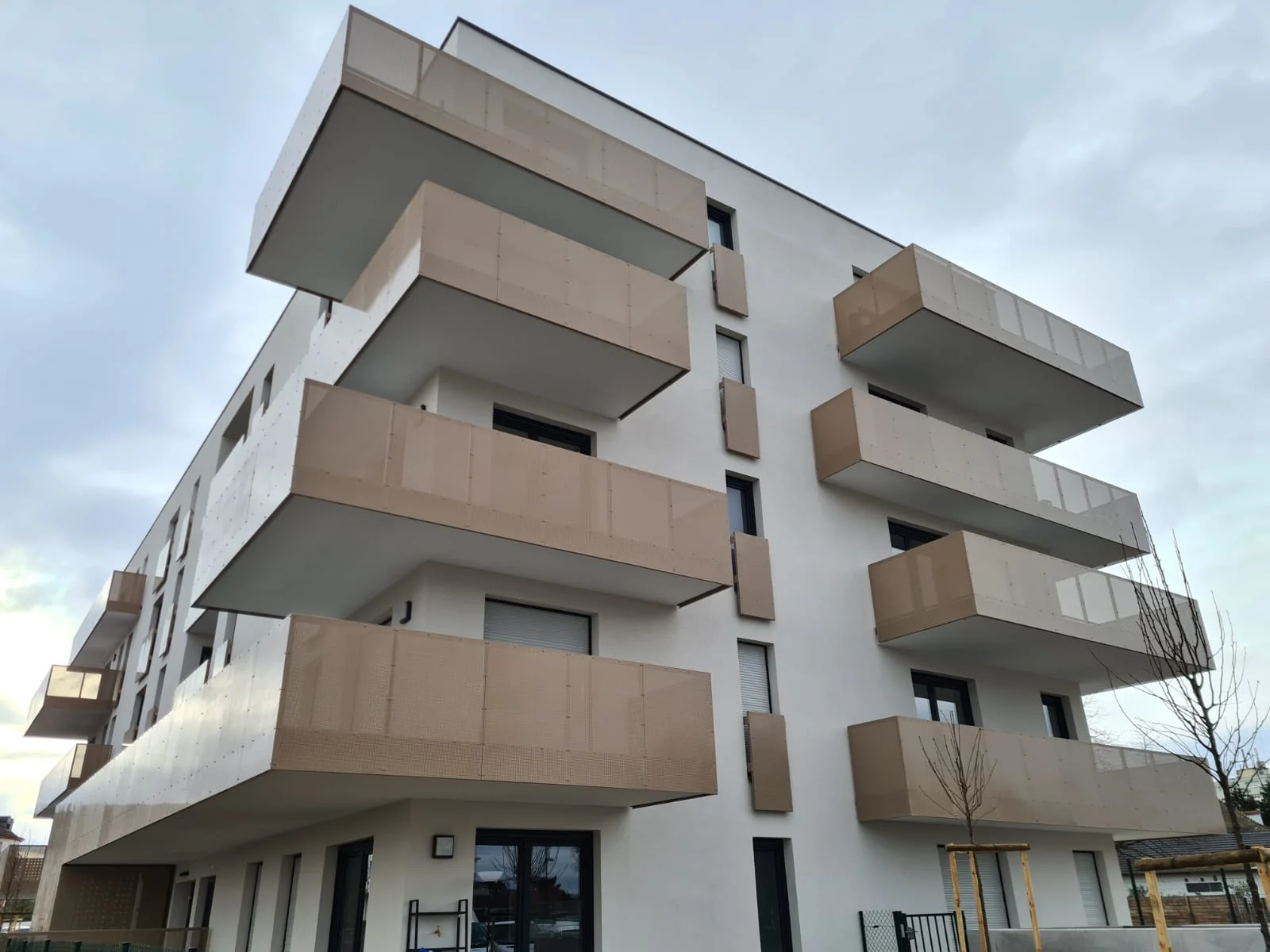 Façade de la résidence avec balcons perforés